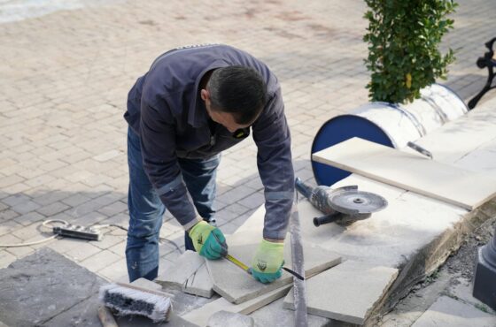 Terrasse pflastern lassen: Kosten und Ablauf
