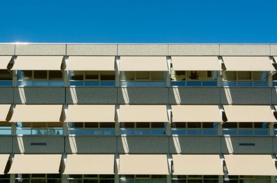 Außenjalousien montieren lassen: Kosten, Typen und worauf es ankommt