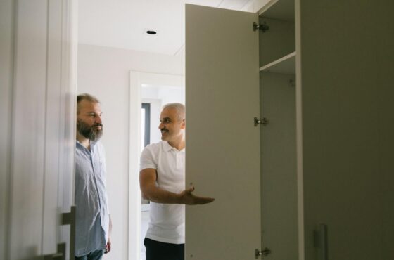 Einbauschrank vom Tischler: Kosten und Ablauf im DACH-Raum