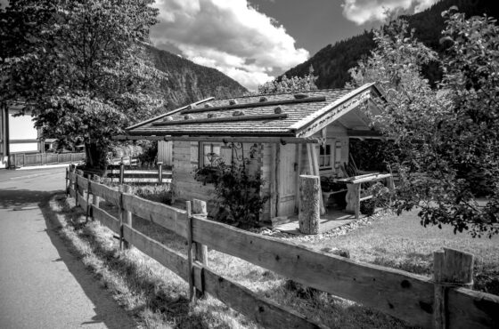 Gartenhaus aufbauen lassen: Kosten, Genehmigung und Ablauf