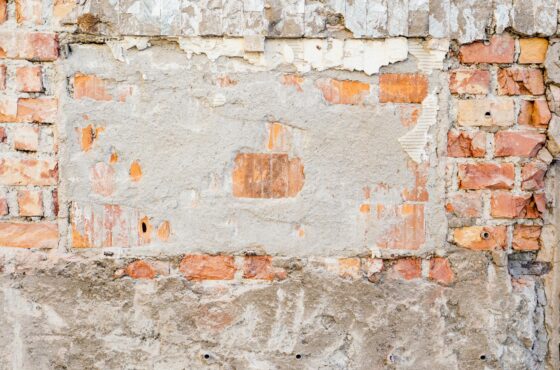 Risse in der Wand: Wann sie harmlos sind und wann Sie handeln müssen
