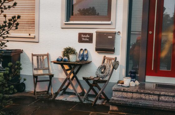 Terrasse reinigen lassen: Kosten und wann sich ein Fachbetrieb lohnt