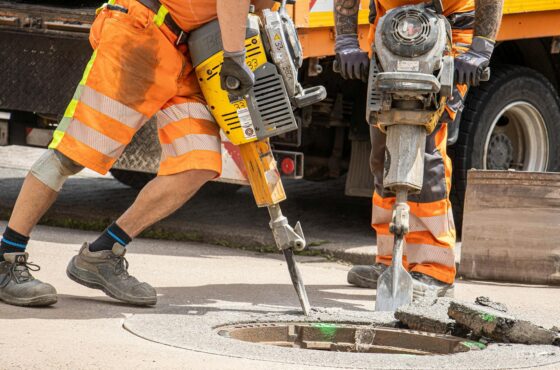 Verstopfter Abfluss: Wann der Installateur muss und was es kostet