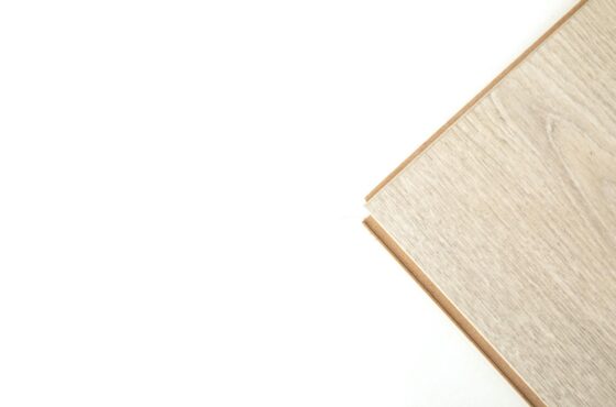 Vinylboden oder Laminat verlegen lassen: Kosten und Unterschiede
