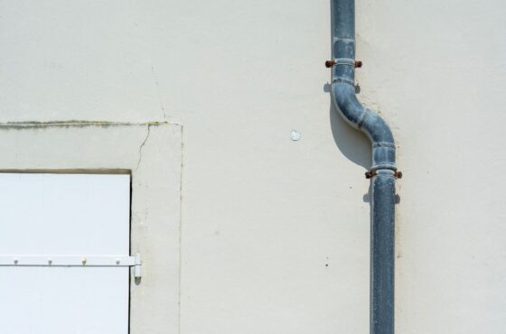 Wasserleitungen im Altbau erneuern lassen: Kosten und Anzeichen