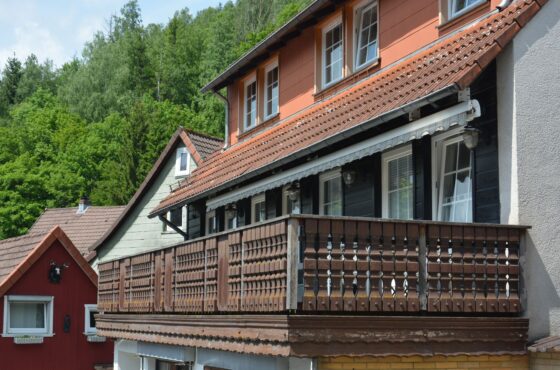 Balkongeländer erneuern lassen: Kosten, Vorschriften und Materialwahl