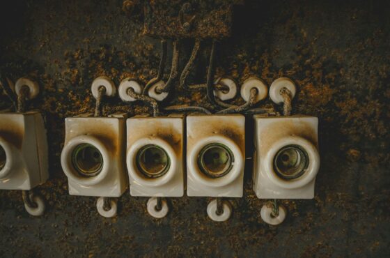 Elektroleitungen im Altbau erneuern: Kosten und Ablauf