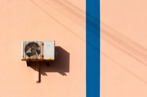 Klimaanlage tropft Wasser: Ursachen und wann der Techniker muss