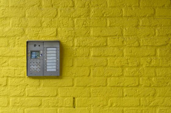 Türsprechanlage nachrüsten: Kosten und worauf es ankommt