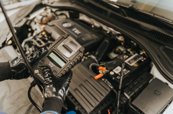 Autobatterie wechseln lassen: Was der Werkstatt-Service kostet