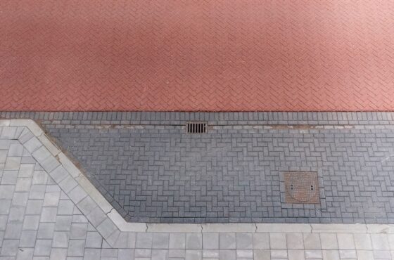 Entwässerungsrinne vor Terrasse oder Garage: Kosten und Einbau
