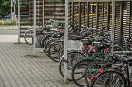Fahrradgarage bauen lassen: Kosten, Materialien und Genehmigung in Österreich, Deutschland und der Schweiz