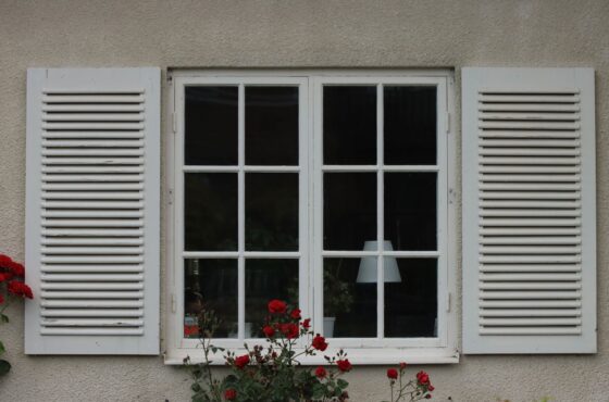 Fensterläden streichen oder sanieren lassen: Kosten und Ablauf