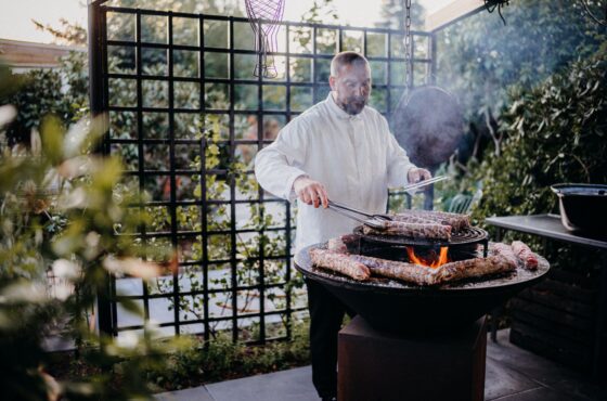 Grillplatz im Garten bauen lassen: Kosten und Planung