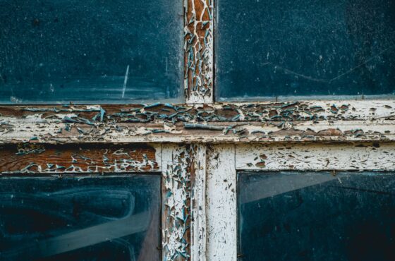 Holzfenster streichen lassen: Kosten und wann sich die Renovierung lohnt