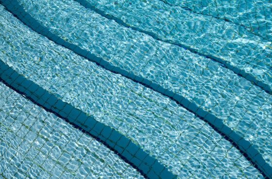 Poolwasser grün oder trüb: Was tun und wann der Fachbetrieb hilft