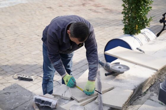 Terrassenplatten absacken: Ursachen und was die Sanierung kostet