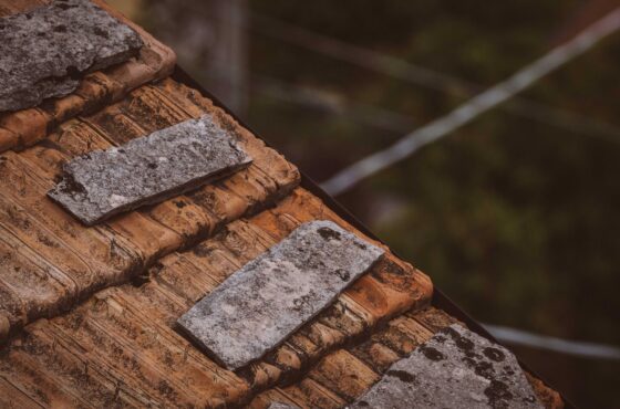 Dachziegel gebrochen oder verrutscht: Wann der Dachdecker muss