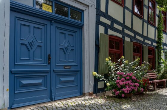 Haustürdichtung erneuern lassen: Kosten, Anzeichen und Ablauf