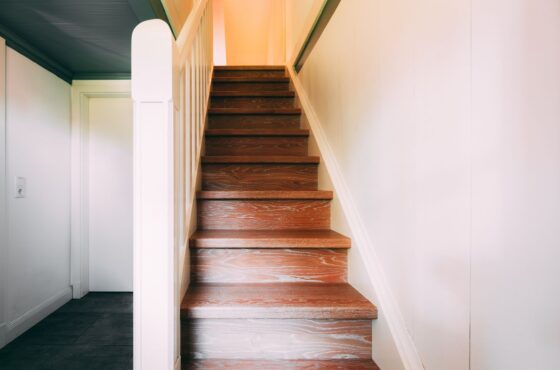 Holztreppe knarrt: Ursachen und was der Tischler tun kann