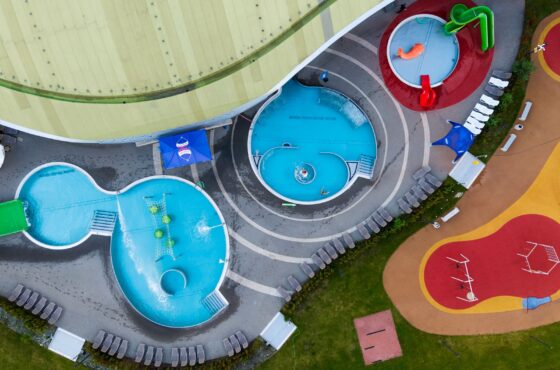 Pool winterfest machen: Wann einwintern und was es kostet