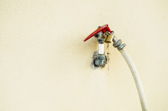 Wasserleitungen vor dem Einfrieren schützen: Maßnahmen für Hausbesitzer
