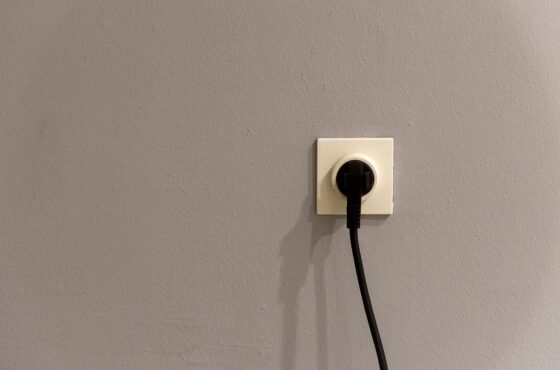 Steckdose wird heiß oder riecht verschmort: Wann der Elektriker kommt